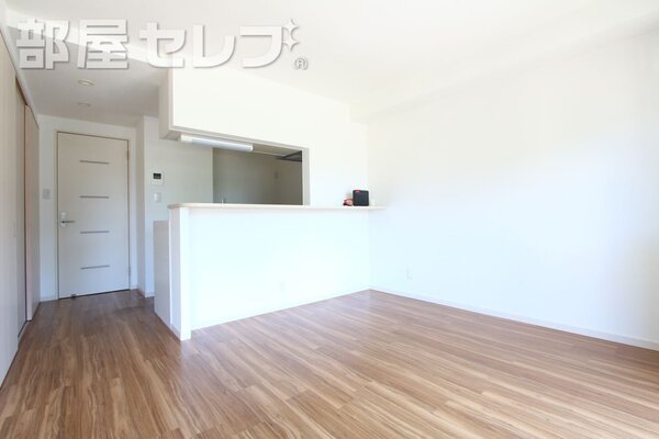 明るく、少し広めのリビングです。