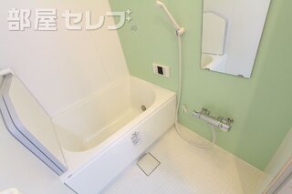 青い壁が可愛い、きれいなお風呂です。