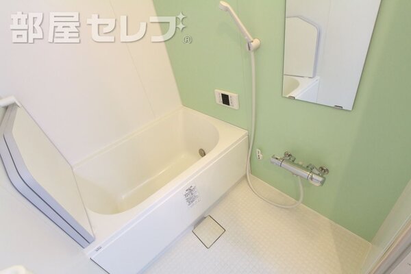 青い壁が可愛い、きれいなお風呂です。