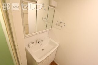 三面鏡になっているので、髪型セットもバッチリ。