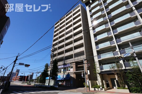 タイル貼りの立派な外観です。