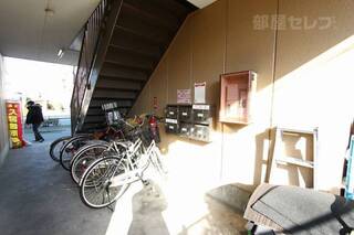 階段下の自転車置き場です。
