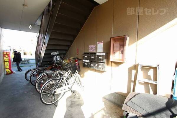 階段下の自転車置き場です。