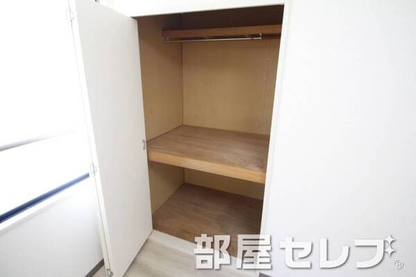 奥行きのある収納。
