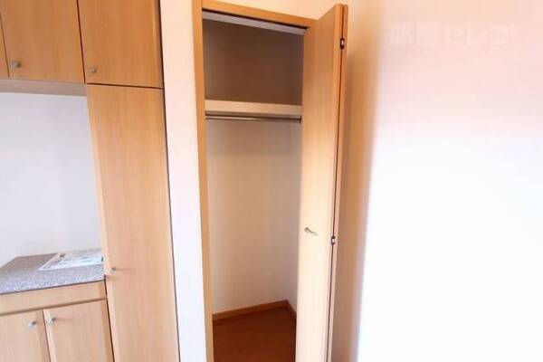 玄関横のクローゼットにも上部にパイプがあります。