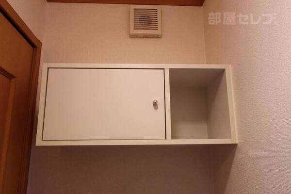トイレの上部には扉付の収納があります。