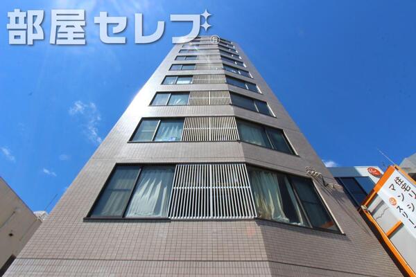 そびえ立つ高層マンション。
