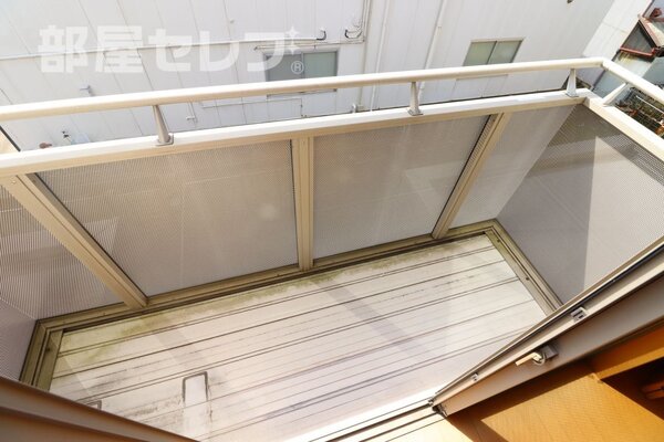 洗面台には三枚の鏡が付いてます
