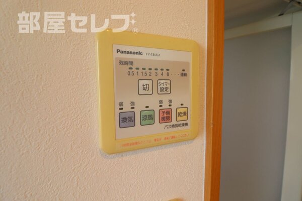 リビングと庭の間には屋根が付いています