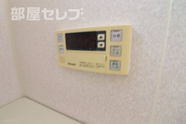 玄関までの道は舗装されているので安心です