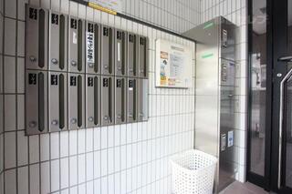宅配ボックスと郵便受けです。