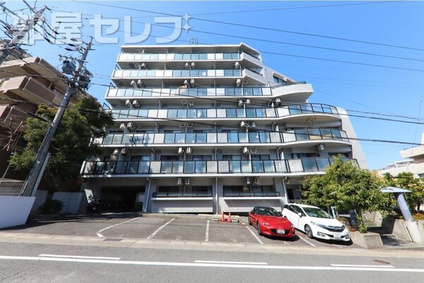 静かな環境の立地で人気のマンションです。