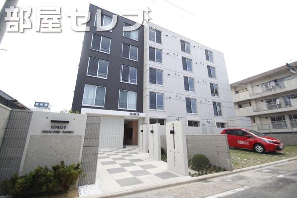 5階建てのデザイナーズマンション。