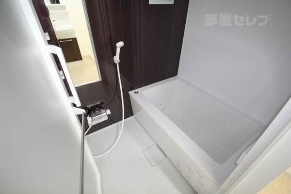 鏡付きの壁紙お洒落なお風呂場です。