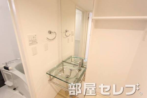 オシャレな独立洗面台です。