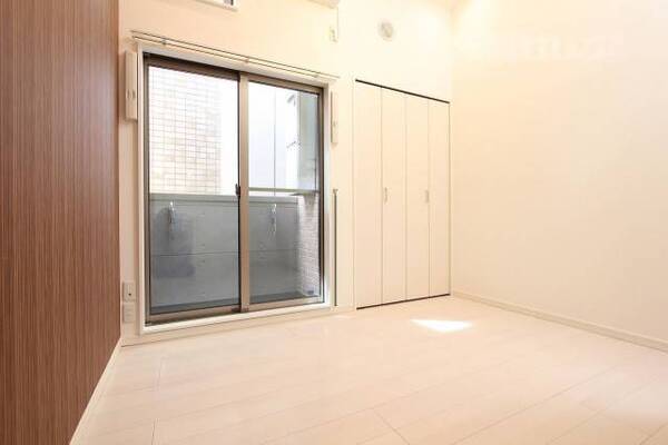 高い天井のおかげで開放感があるお部屋です