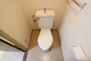 清潔感のある白色のトイレです