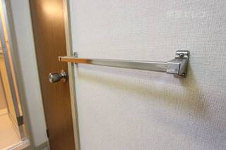 洗面所にも嬉しいタオル掛けバーが！