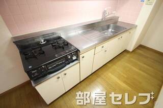 段落ちキッチン。