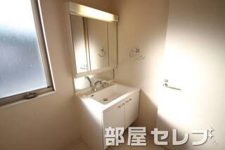 収納が多く、きれいな独立洗面台です。
