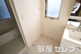 きれいな室内洗濯機置場です。