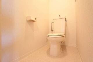 綺麗で広いトイレットルーム。