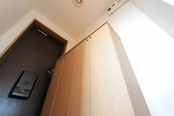 玄関先の大きな下駄箱。