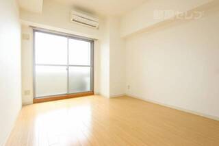 きれいなお部屋で、陽射しもよく入ってきますよ