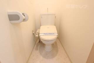 個室、ウォシュレットつきトイレです