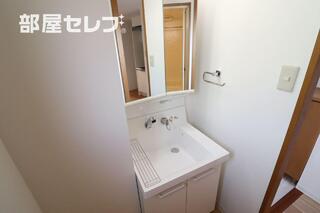 洗面台に鏡もついてます