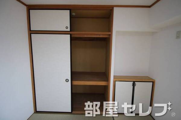 奥行きのある収納。