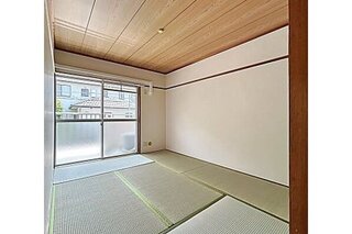 北側洋間は2面採光で明るいです