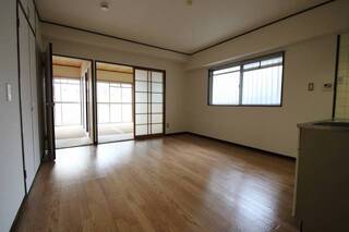 ダイニングを通って各部屋へ行けます