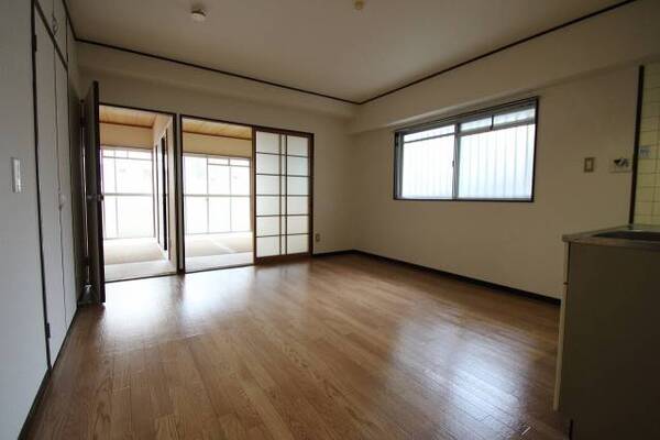 ダイニングを通って各部屋へ行けます