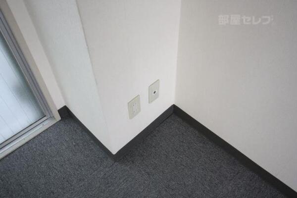 テレビは角に。