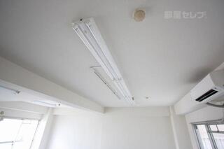 蛍光灯付いてます。