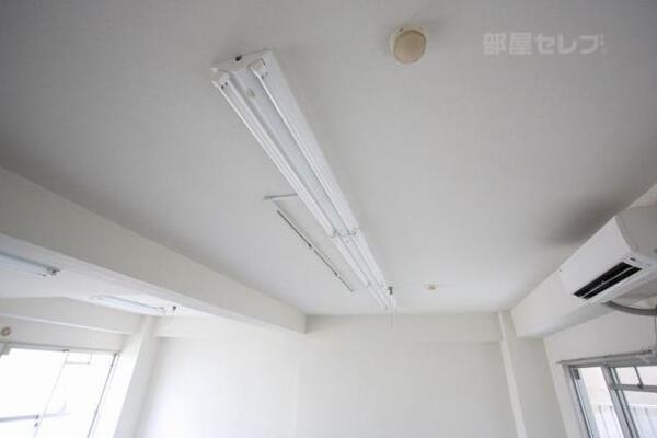 蛍光灯付いてます。