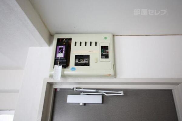 ブレーカーは玄関の上。