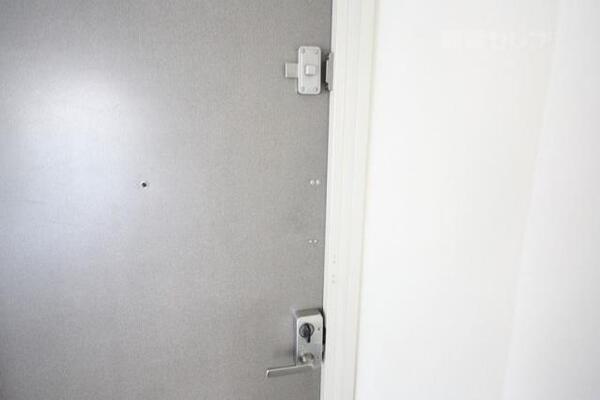 玄関のドアはダブルロック。