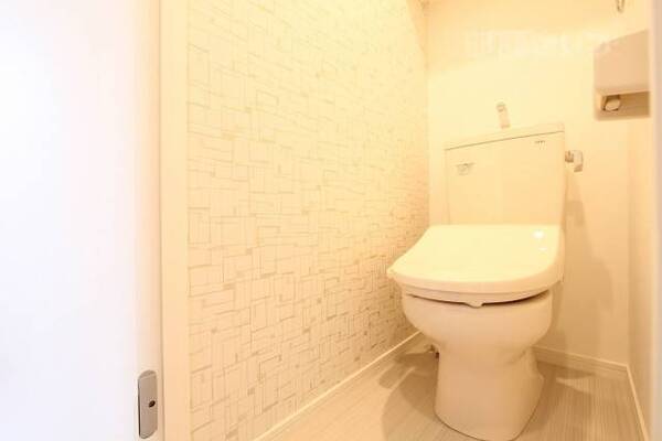 ウォシュレットつきのトイレは壁紙もおしゃれ