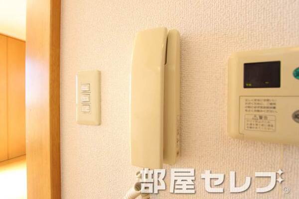 インターホンで来客を知れます。