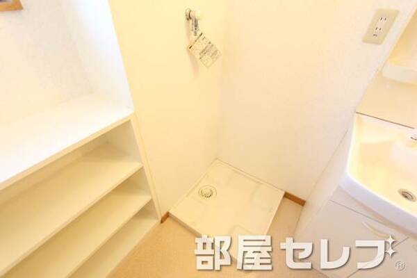 きれいな室内洗濯機置き場です。