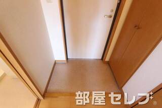 廊下から見た玄関です。