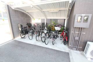 屋根付きの駐輪場です