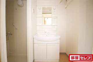 独立洗面台も大きめです。