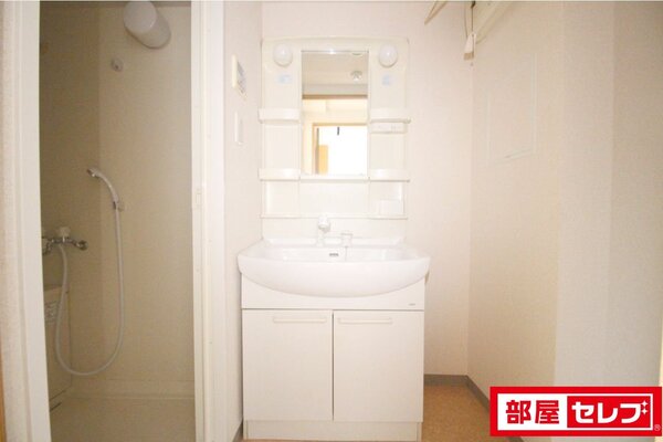独立洗面台も大きめです。