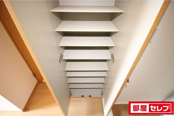 大型下駄箱あります。