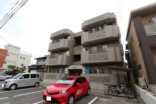 タイル貼りのキレイな外観です。