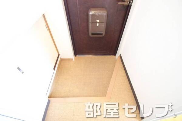 玄関も明るいですね。