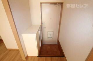 玄関には下駄箱が設置102号室の写真です